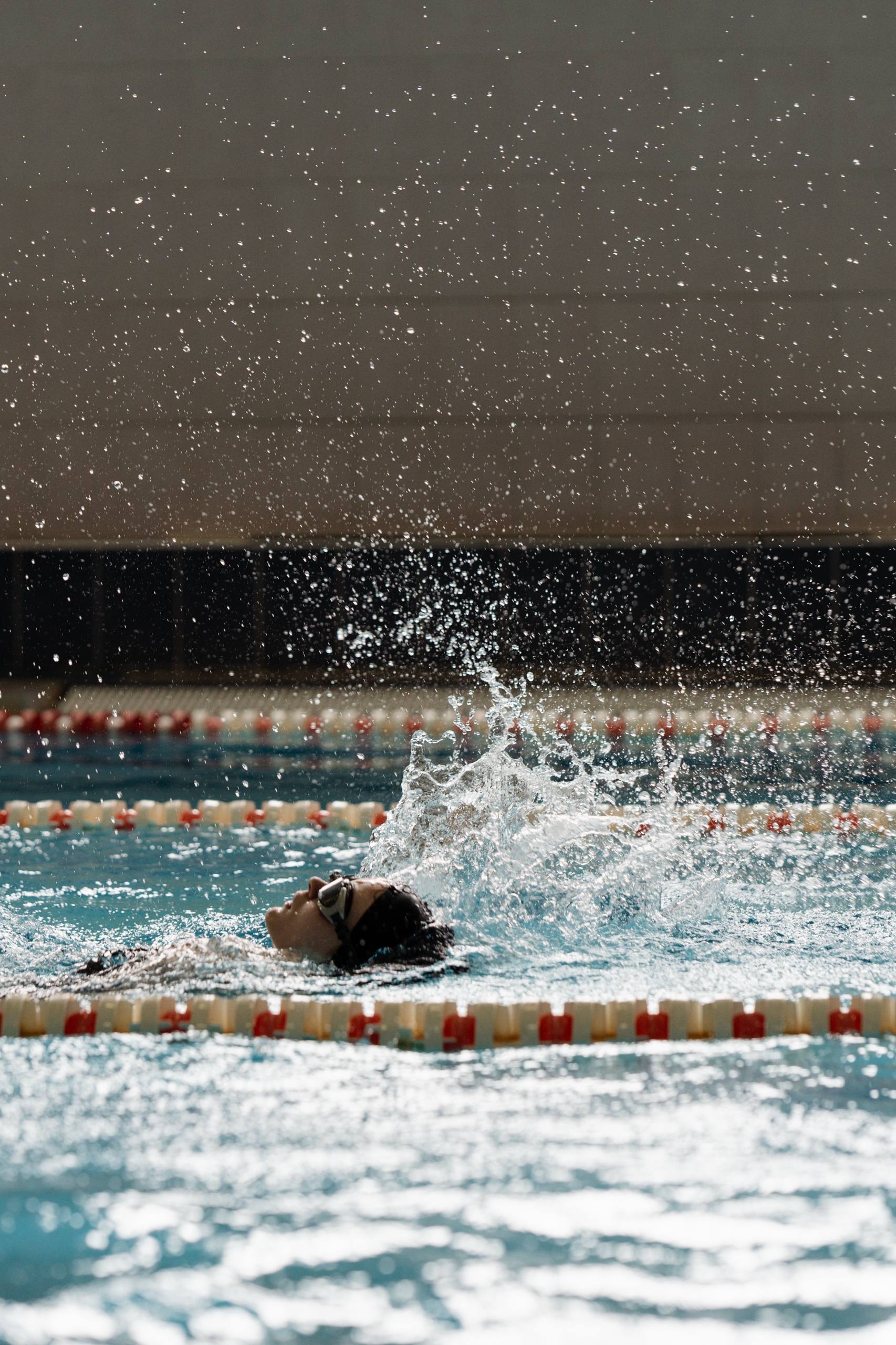 Тренер Swim-class проводит занятие по технике плавания в Гомеле