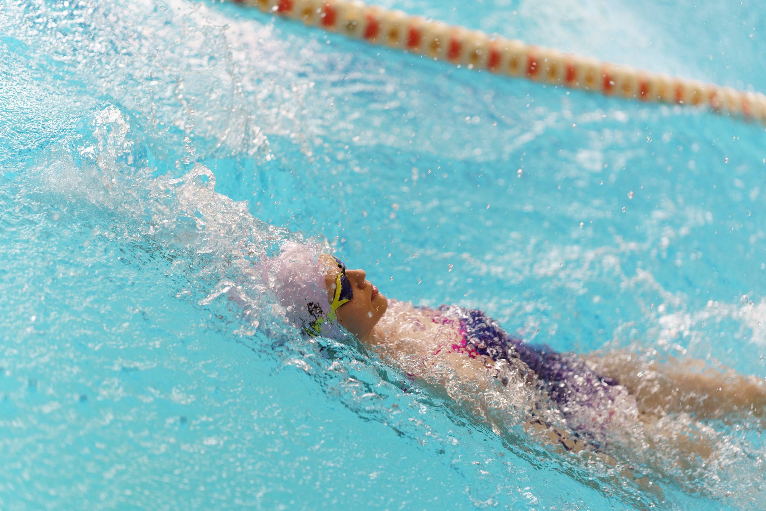Детская группа Swim-class выполняет упражнения в бассейне Гомеля
